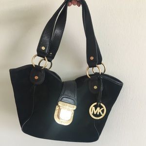 Cute Michael Kors shoulder bag!